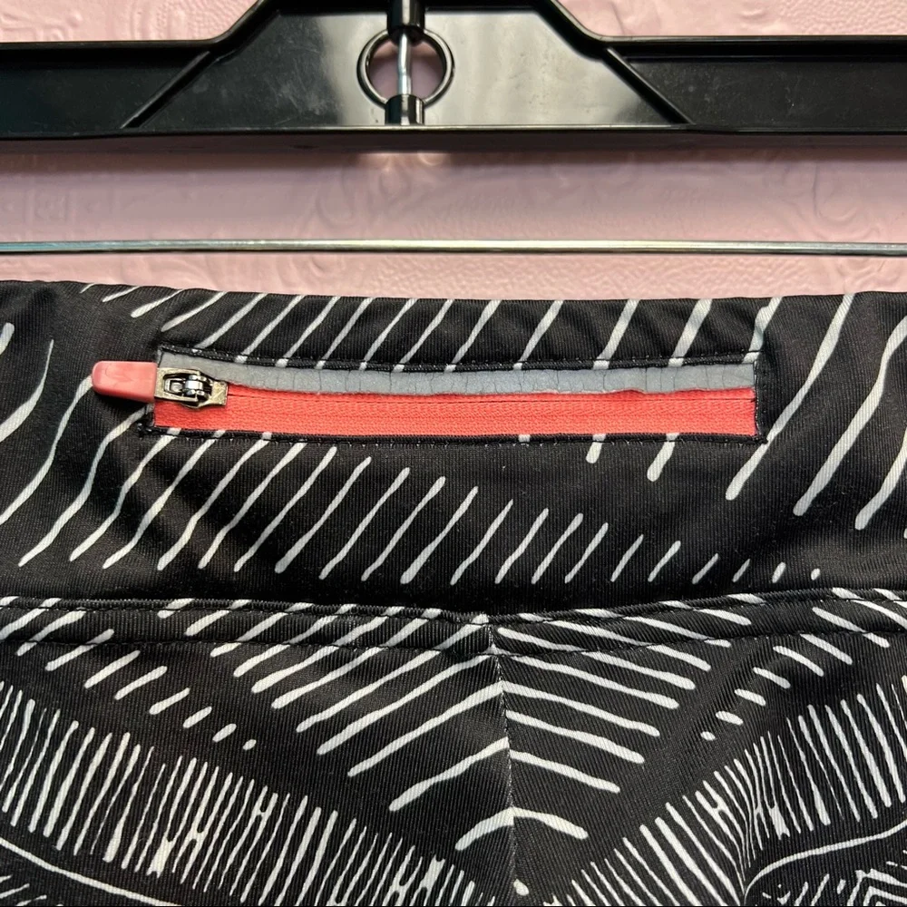 OYSHO leggings black and white patterned leggings zip pocket rear waist.… - Picture 4 of 8